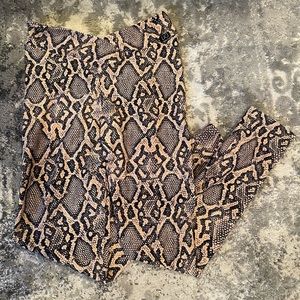 LICIFIT Python V-Cut Scrunch Leggings